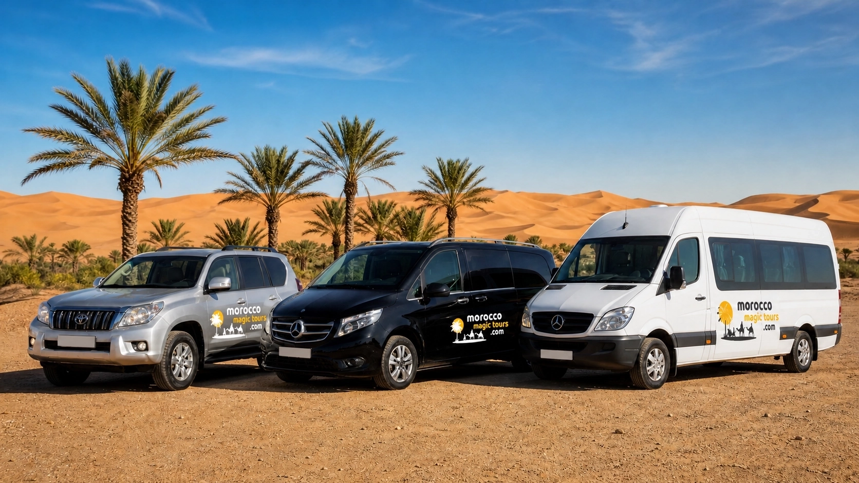 Un SUV Toyota 4x4 plateado, una furgoneta Mercedes negra y un minibús Mercedes blanco con el logo de Morocco Magic Tours estacionados frente a las dunas del desierto del Sahara y las palmeras.